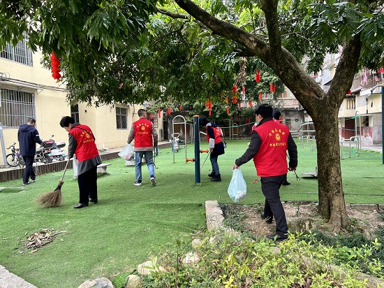 志愿者们在清理芦坪小区晨练广场卫生死角2.jpg